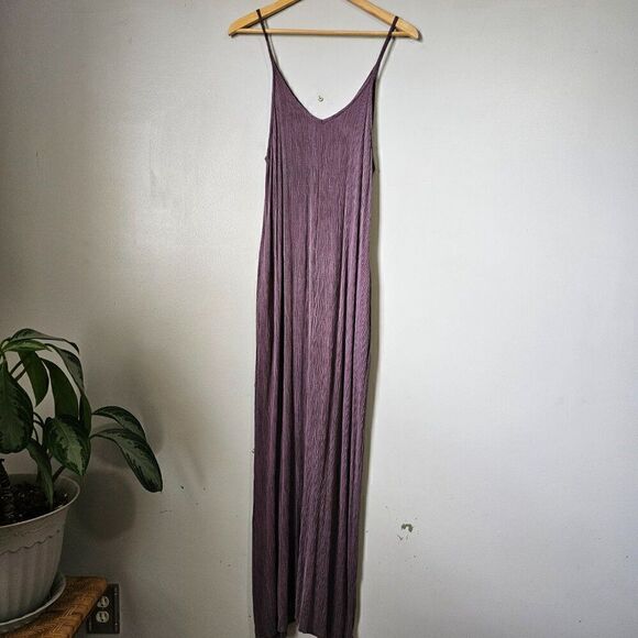EUC PURPLE DEEP DOUBLE V NECK TANK CRINKLE MAXI DRESS SIZE MEDIUM WOMENS - Picture 1 of 12